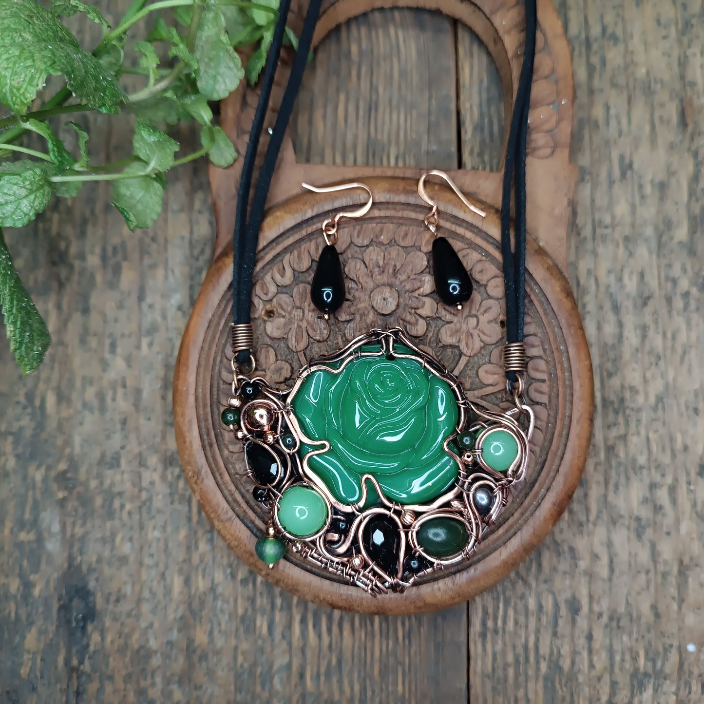 Jade garden. Rose necklace and earrings.
