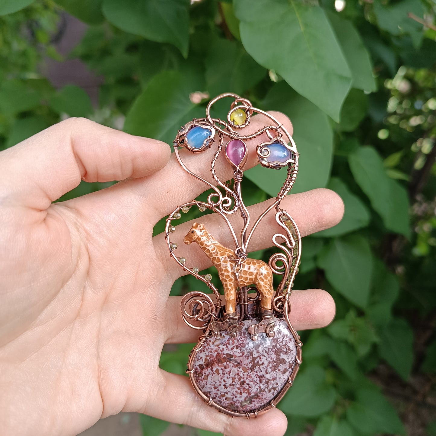 Giraffe roller skating necklace