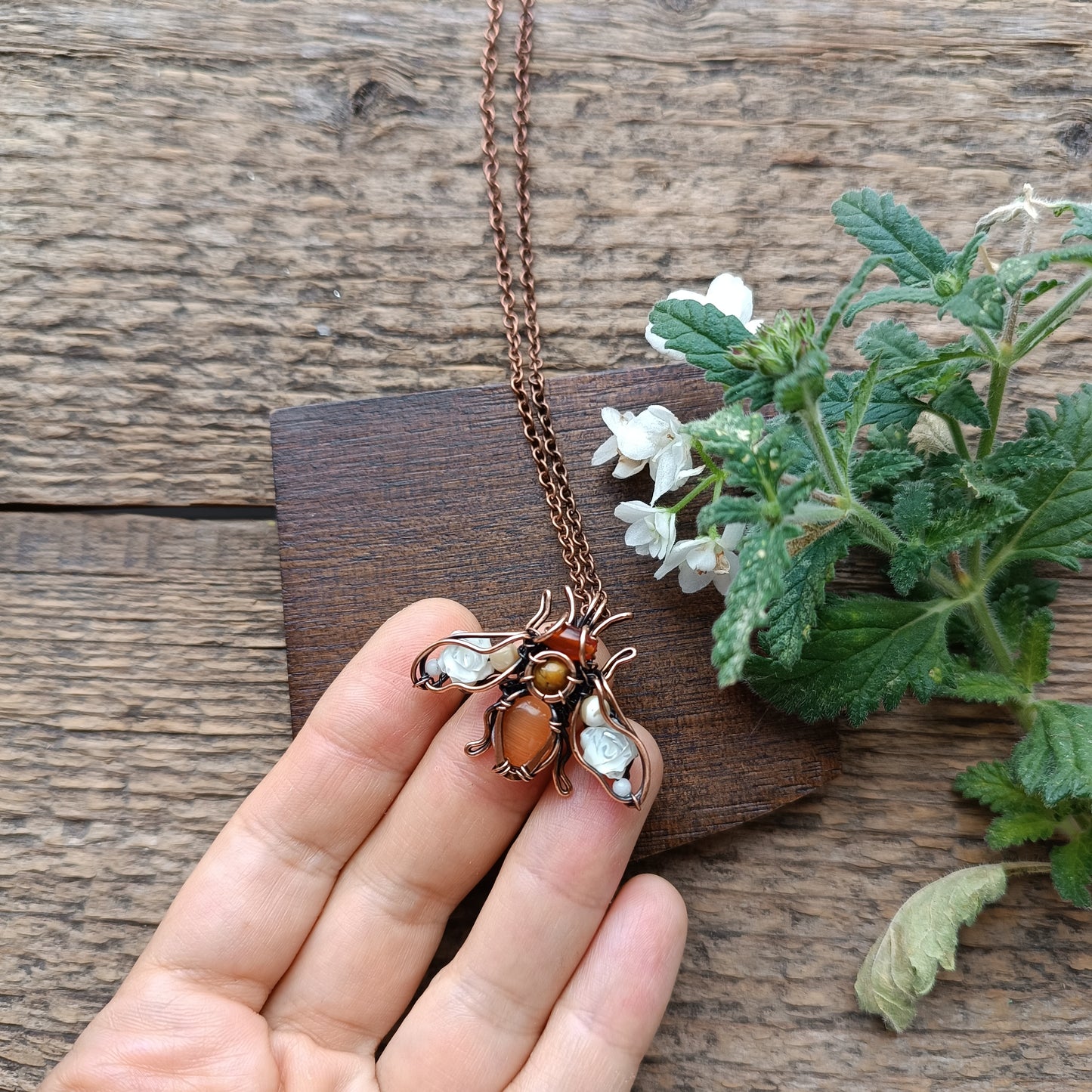 White roses wings bee charm