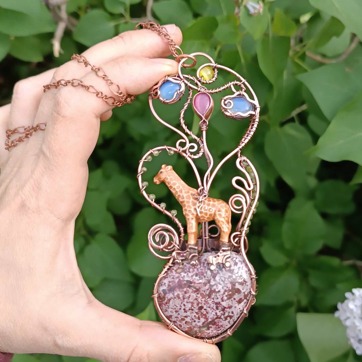 Giraffe roller skating necklace