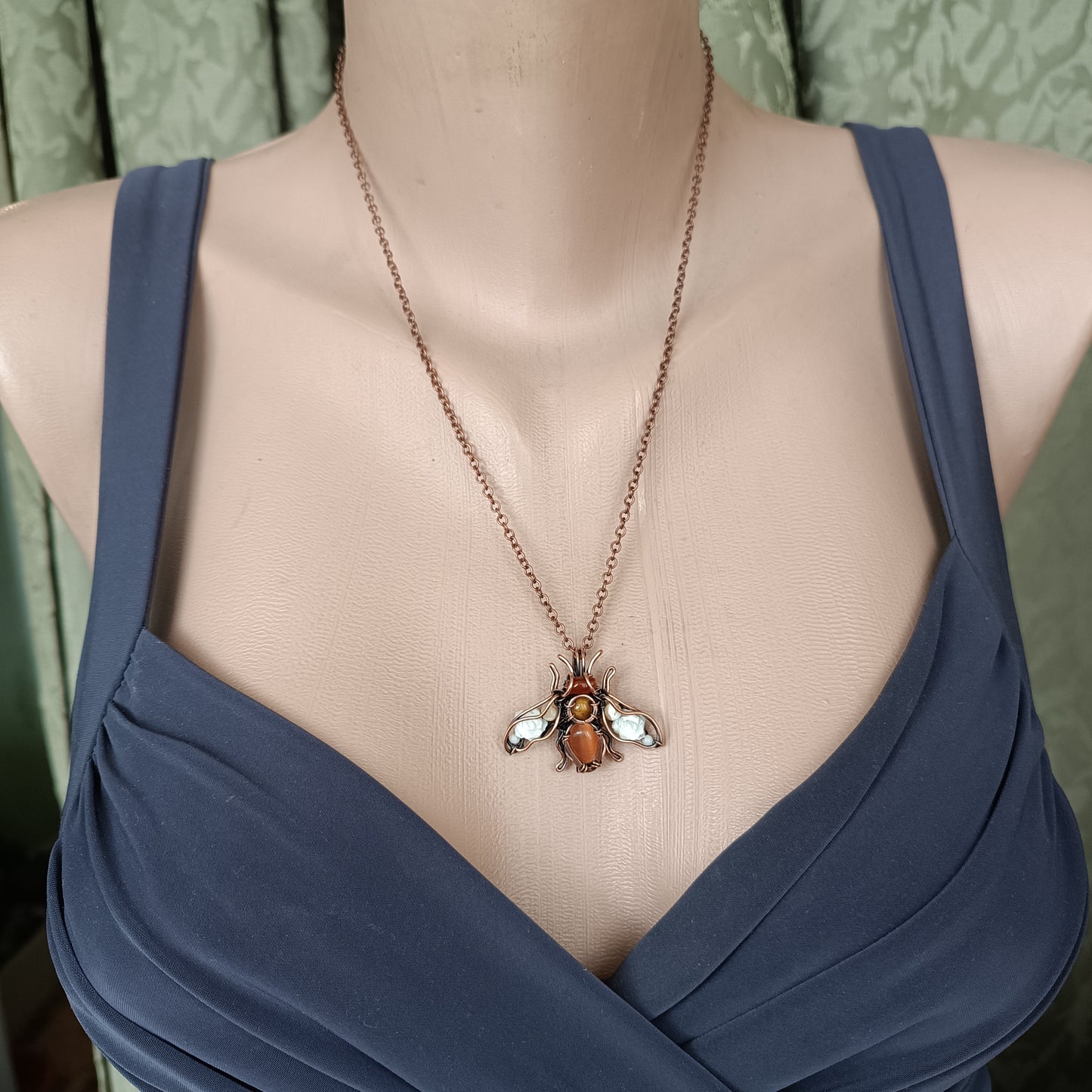 White roses wings bee charm