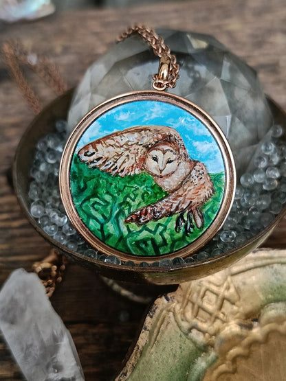 Custom pendant. Owl and the maze.