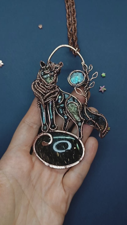 Wolf in the meteor storm night🌠