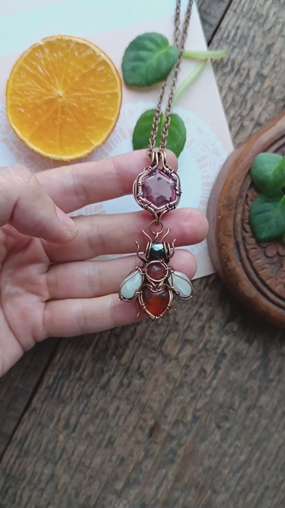 Zultanite honey comb bee necklace 💛🩷🐝