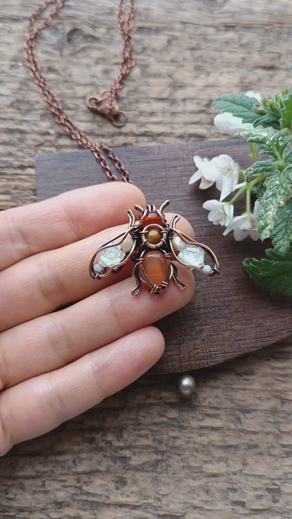White roses wings bee charm