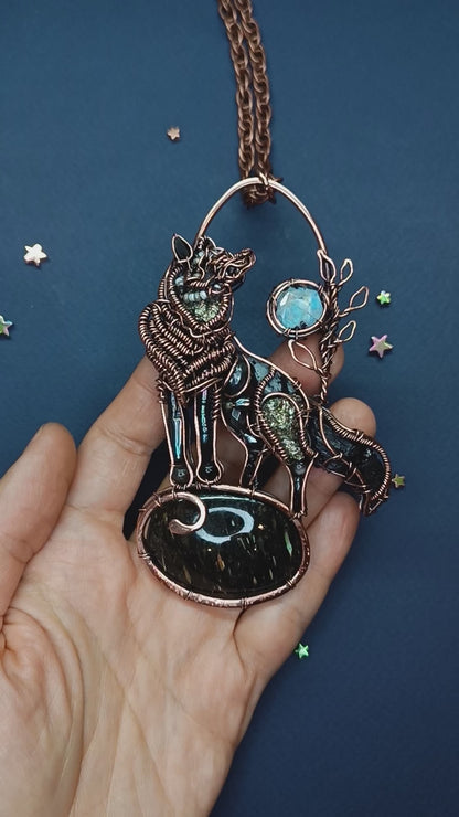 Wolf in the meteor storm night🌠