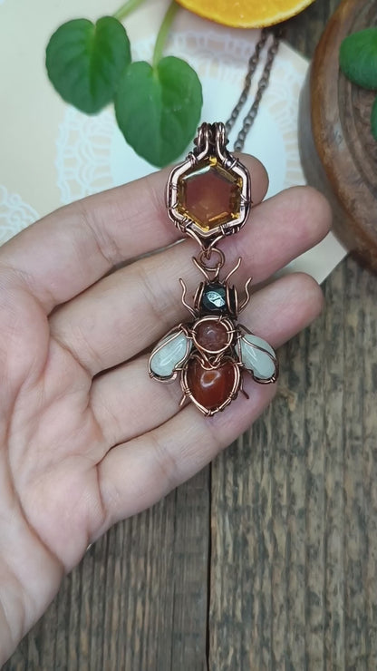 Zultanite honey comb bee necklace 💛🩷🐝