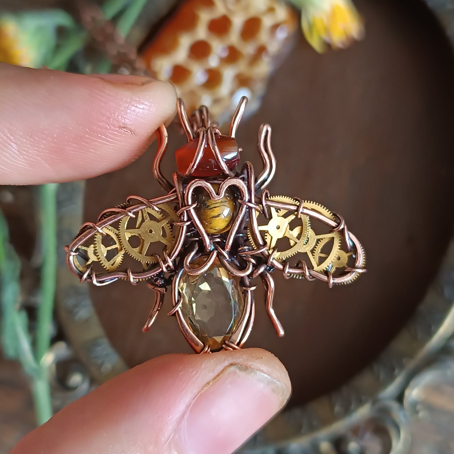 Golden heart 💛 bee pendant.