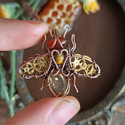 Golden heart 💛 bee pendant.