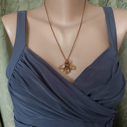 Golden heart 💛 bee pendant.