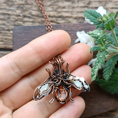 White roses wings bee charm