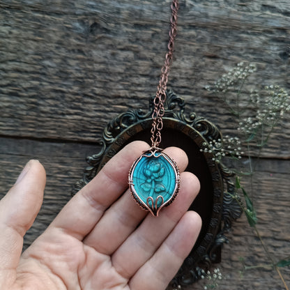 Labradorite rose pendant