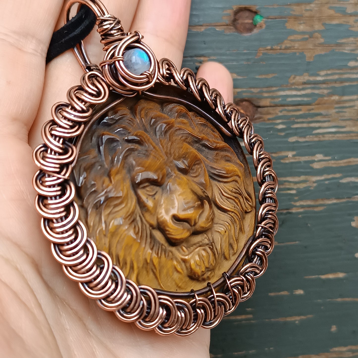 Round lion head necklace