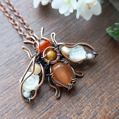 White roses wings bee charm