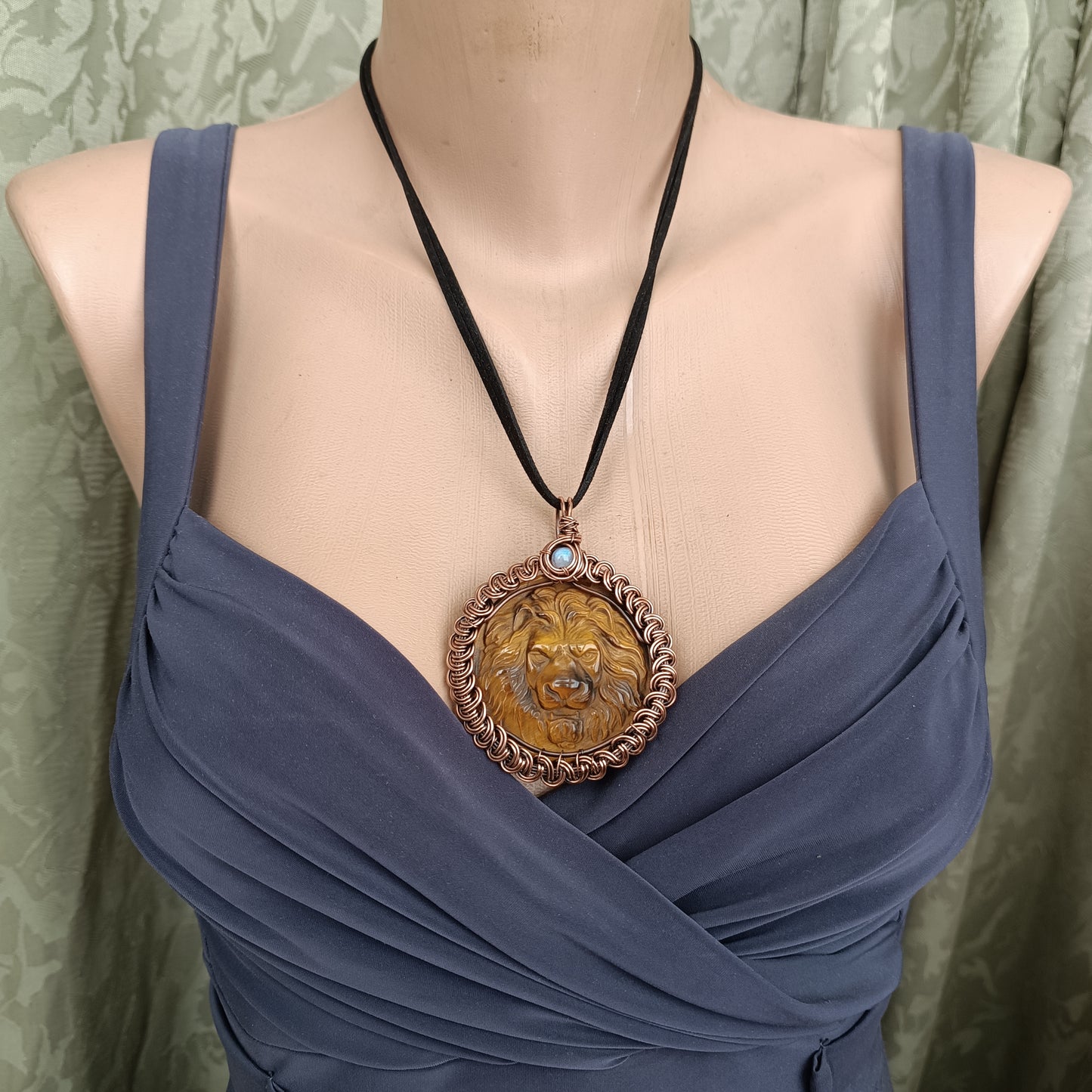 Round lion head necklace