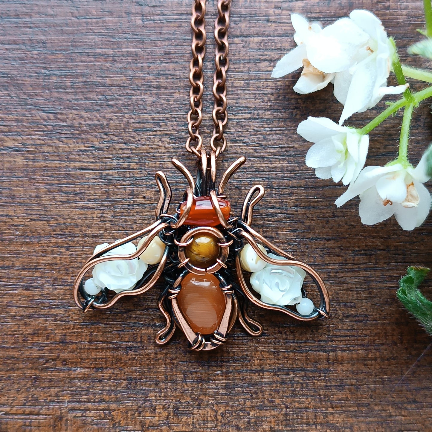 White roses wings bee charm