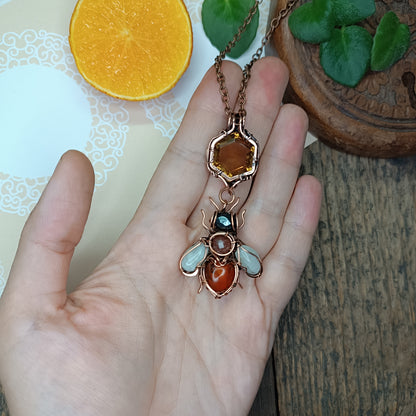 Zultanite honey comb bee necklace 💛🩷🐝