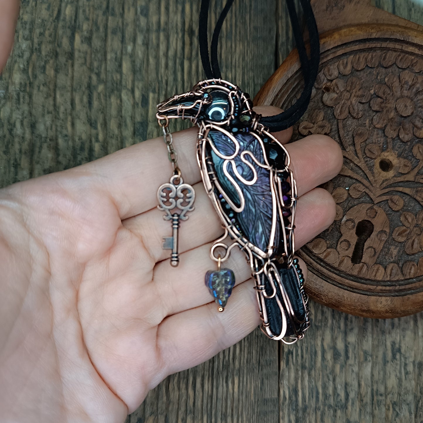 Magestic raven with the purple wings!