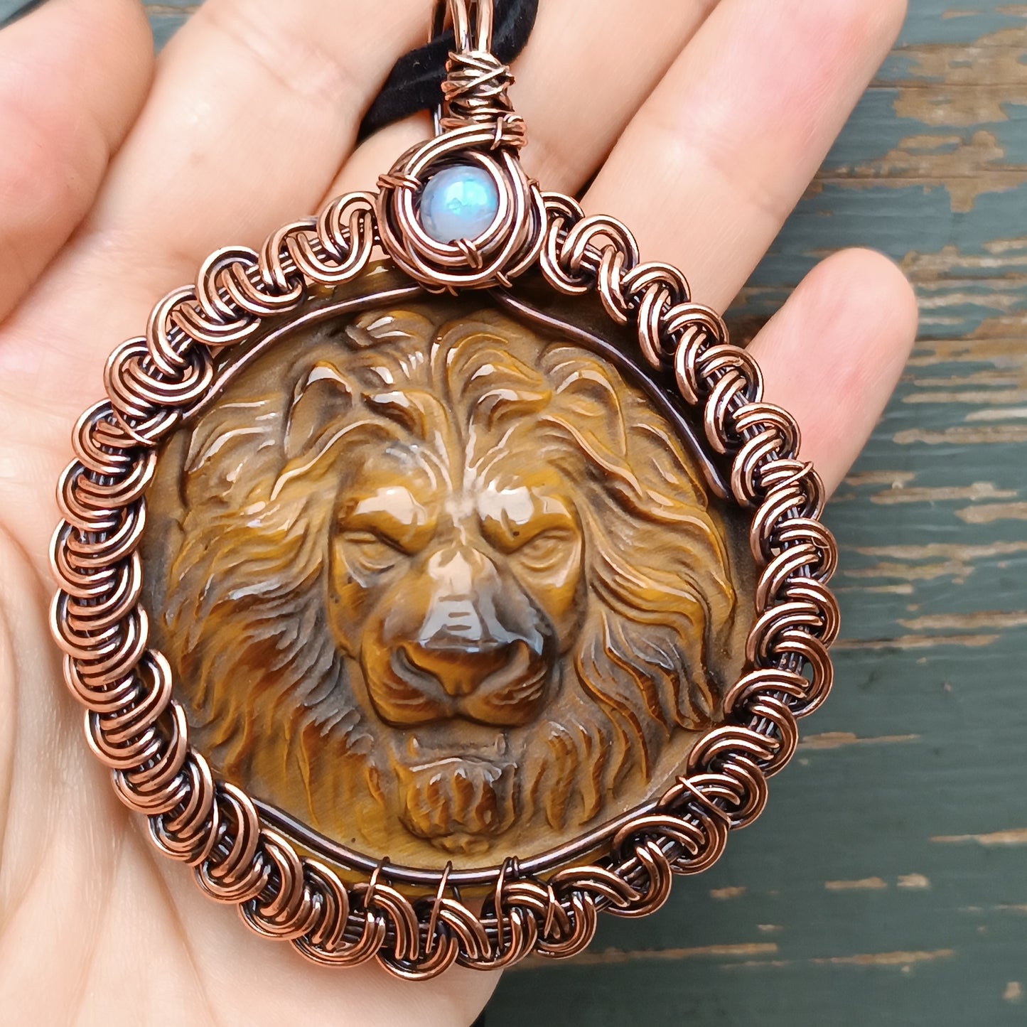 Round lion head necklace