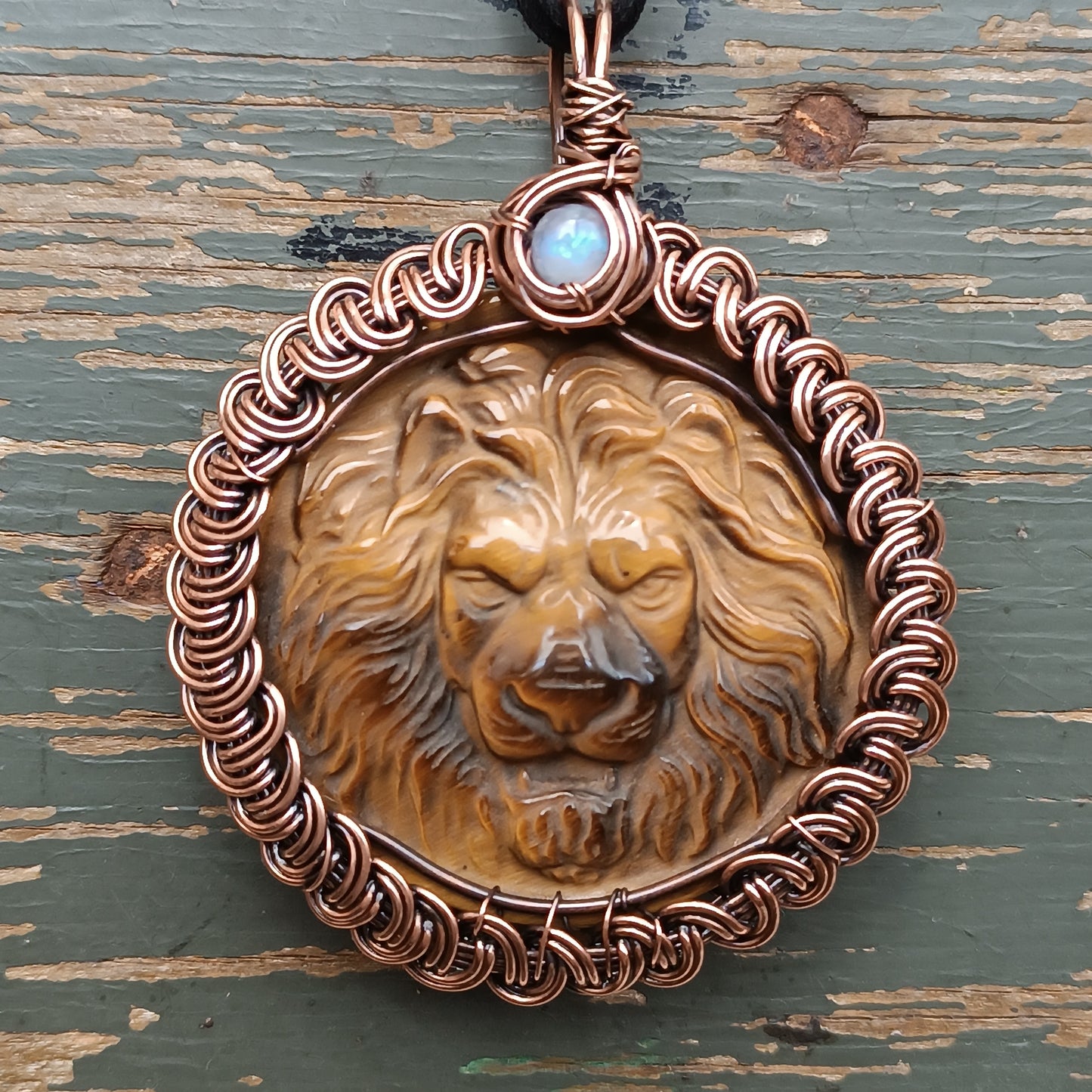 Round lion head necklace