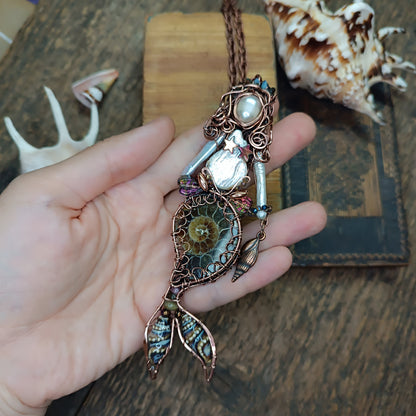 Ammonite shell mermaid.🧜🤎