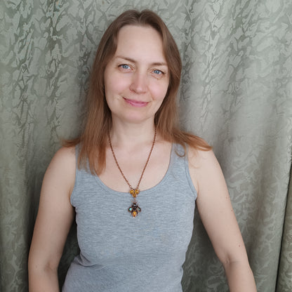 💛🐝 Linden honeycomb bee necklace.