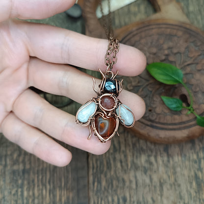 🍑🐝 Peach honey bee necklace.