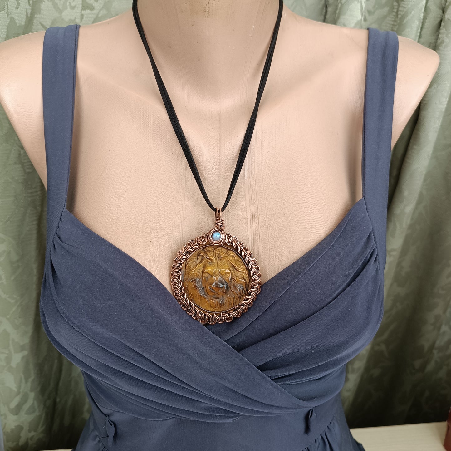 Round lion head necklace