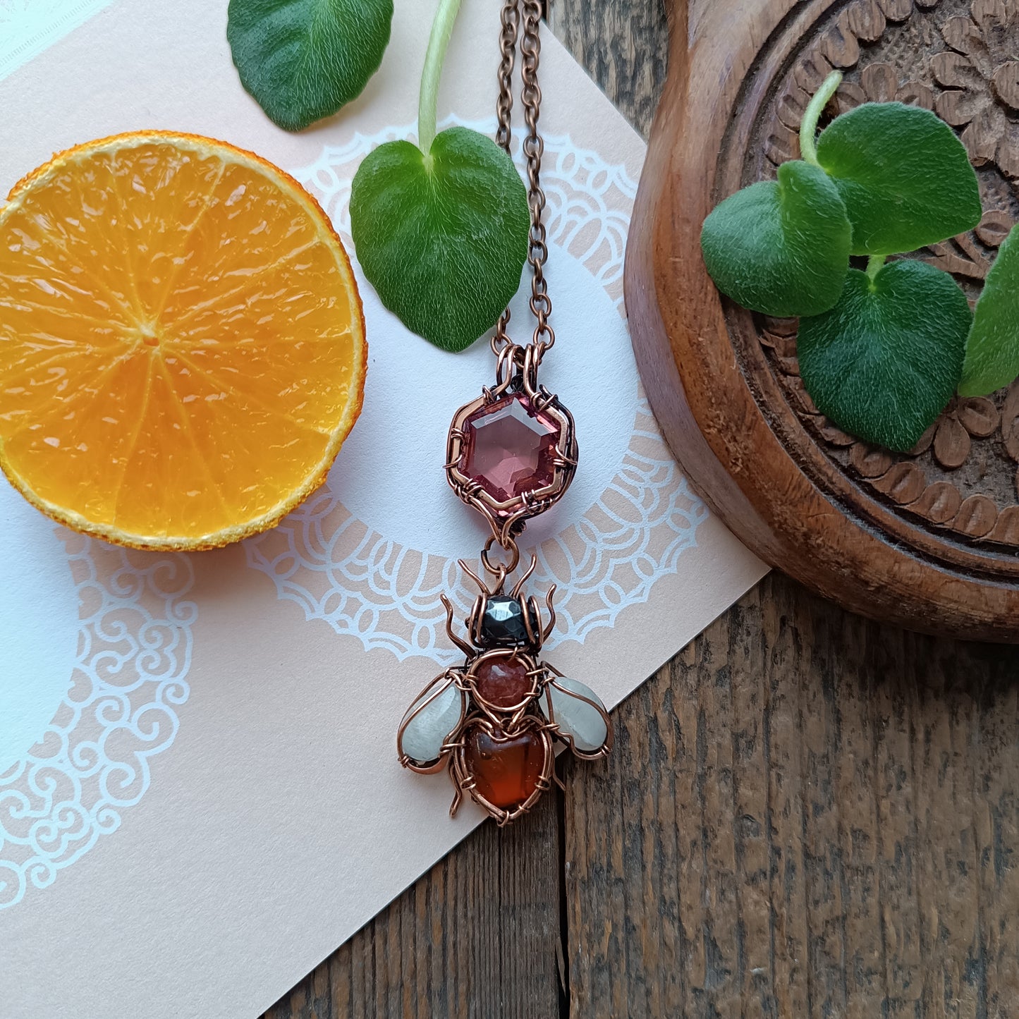 Zultanite honey comb bee necklace 💛🩷🐝