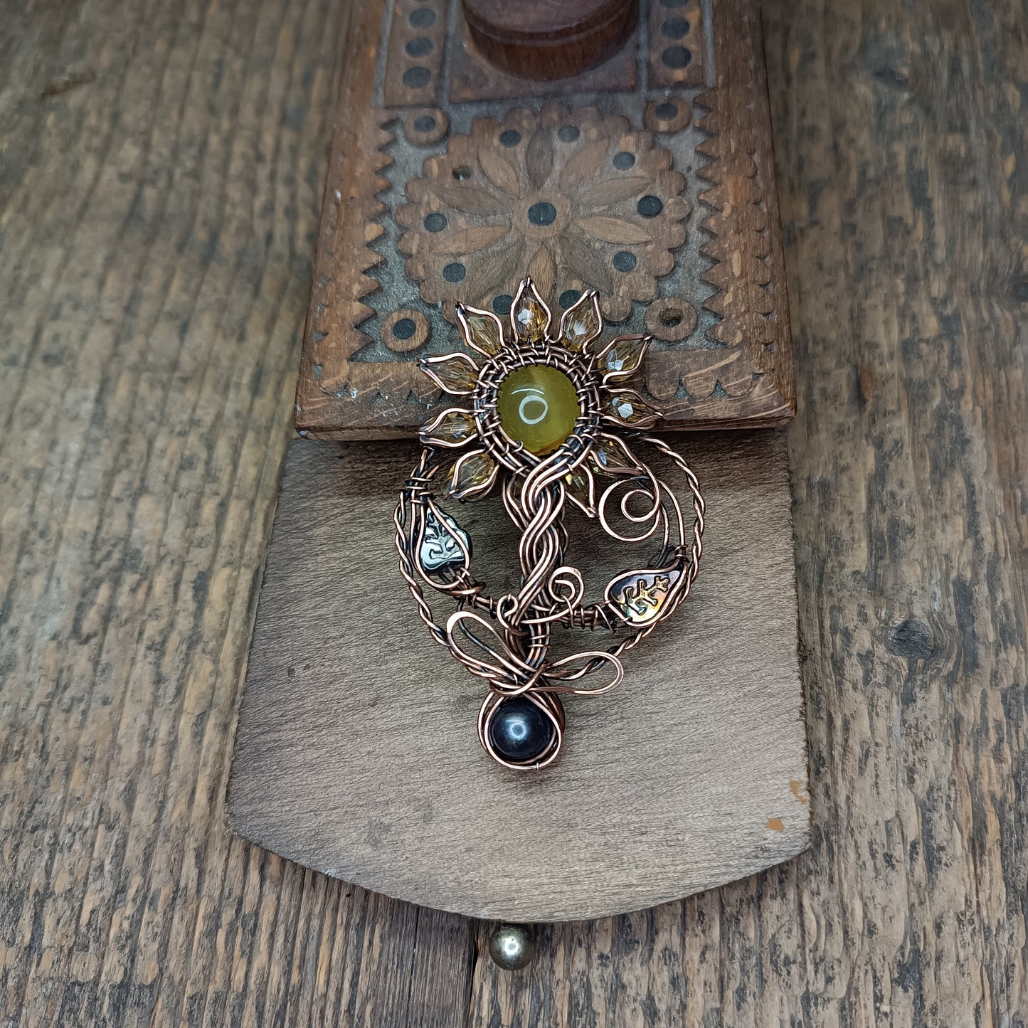 Sunflower pendant with black pearl root