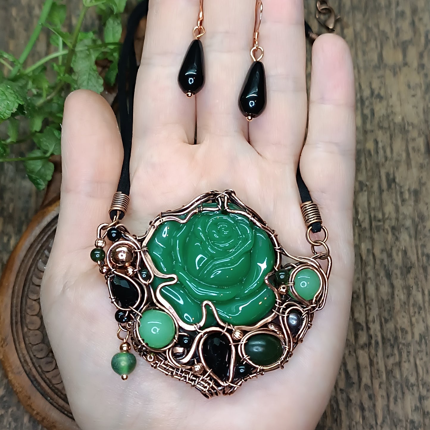 Jade garden. Rose necklace and earrings.