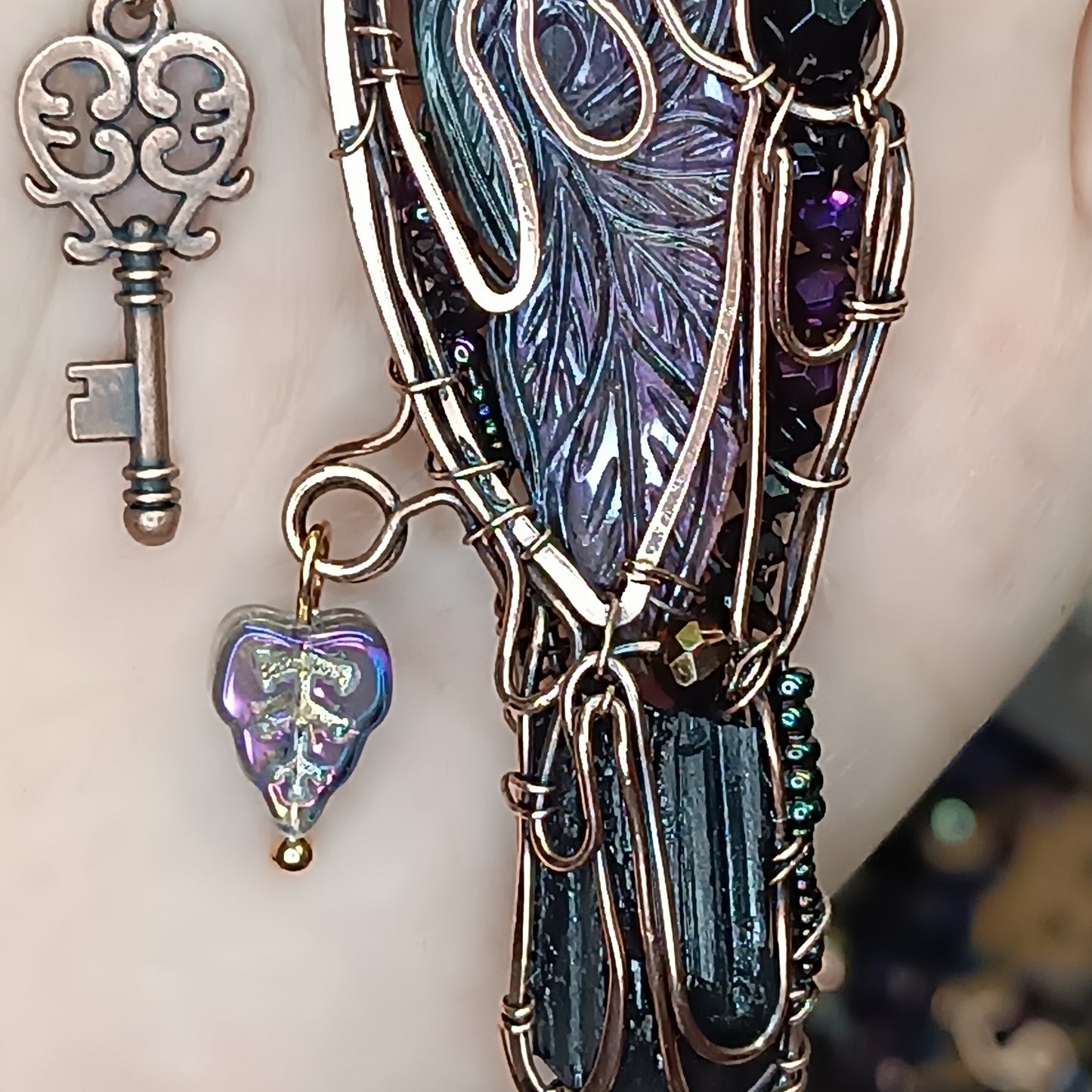 Magestic raven with the purple wings!