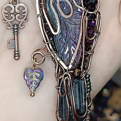 Magestic raven with the purple wings!