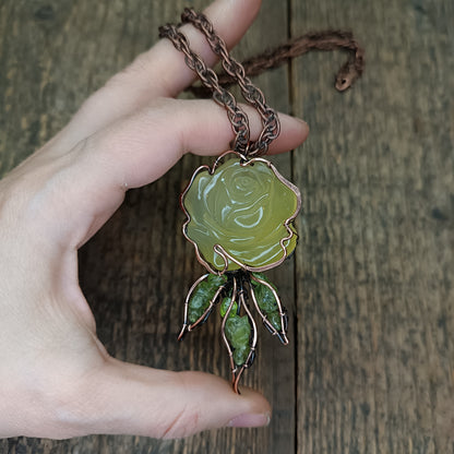 Butter yellow agate rose necklace.