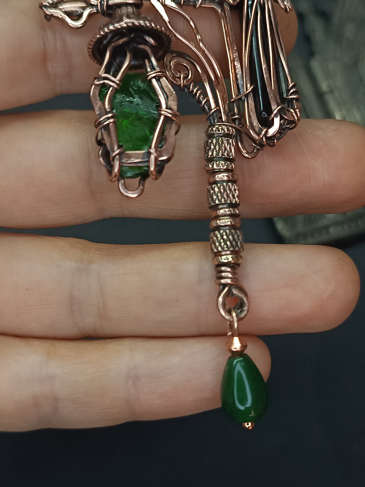 Raven on chrome diopside lantern necklace 🐦‍⬛💚