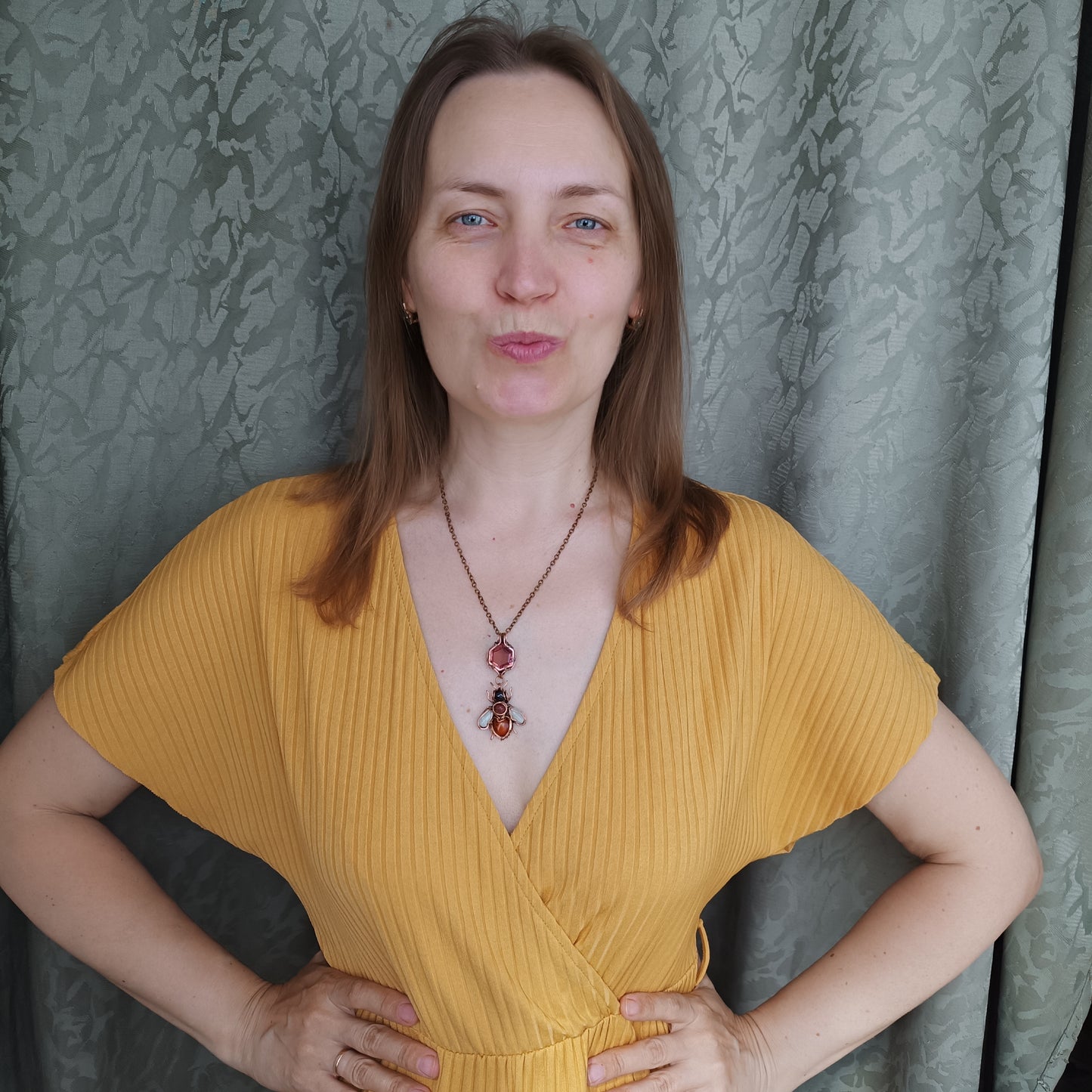 Zultanite honey comb bee necklace 💛🩷🐝