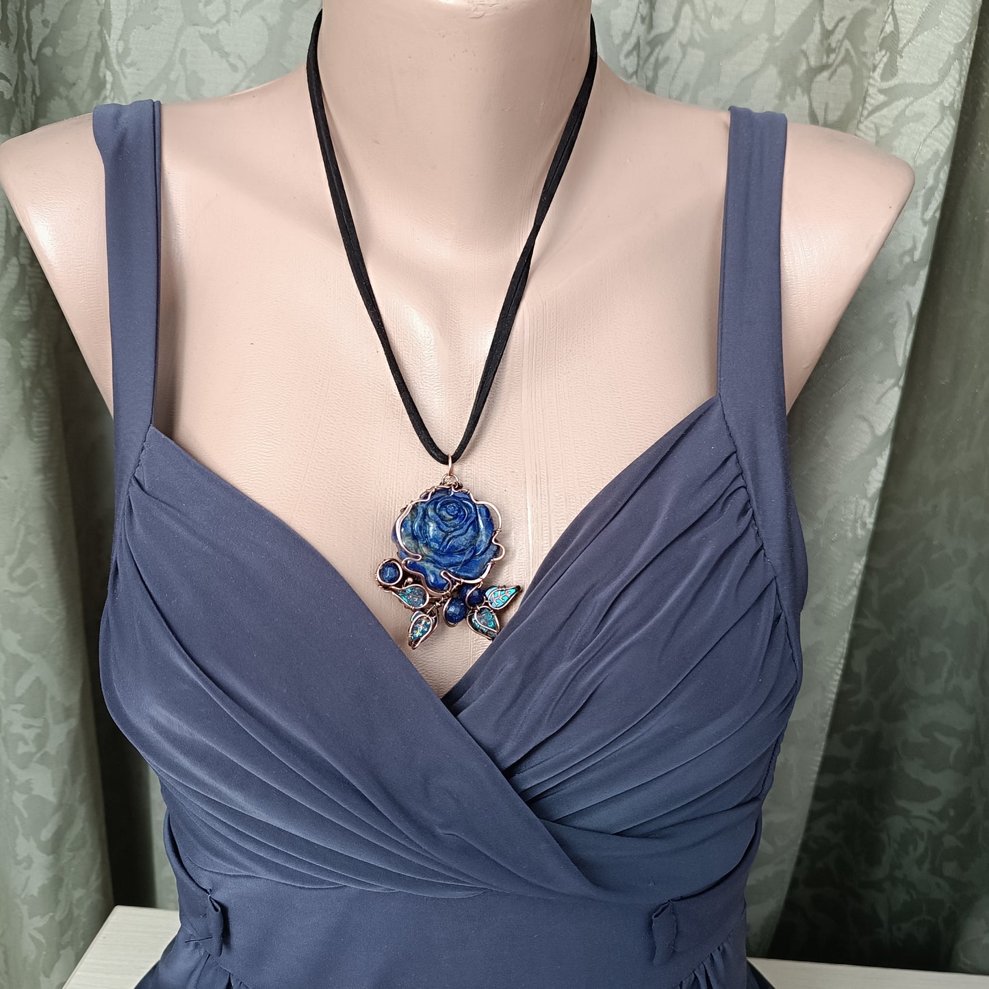 Lapis lazuli rose necklace 💙🌹