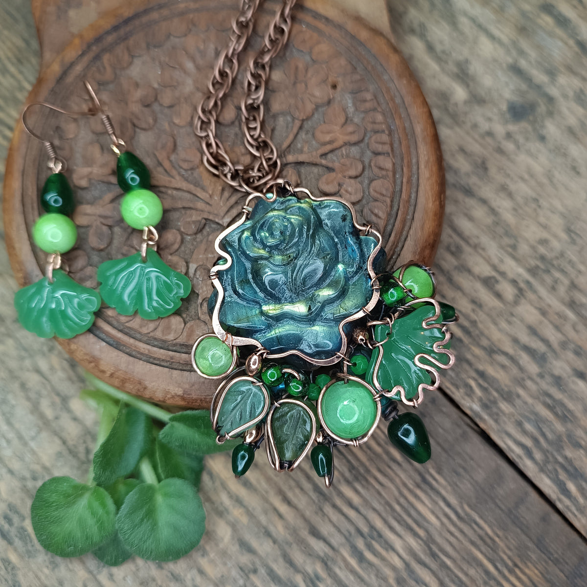 Green rose and ginkgo set (necklace and earrings)