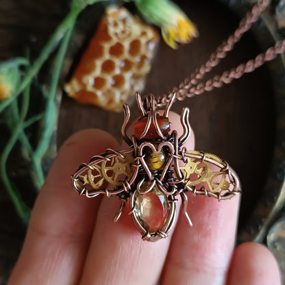 Golden heart 💛 bee pendant.