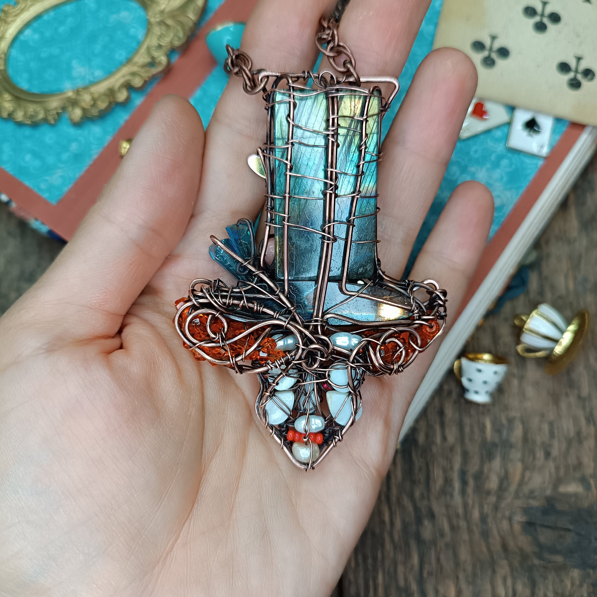 Mad Hatter necklace🎩🏵️