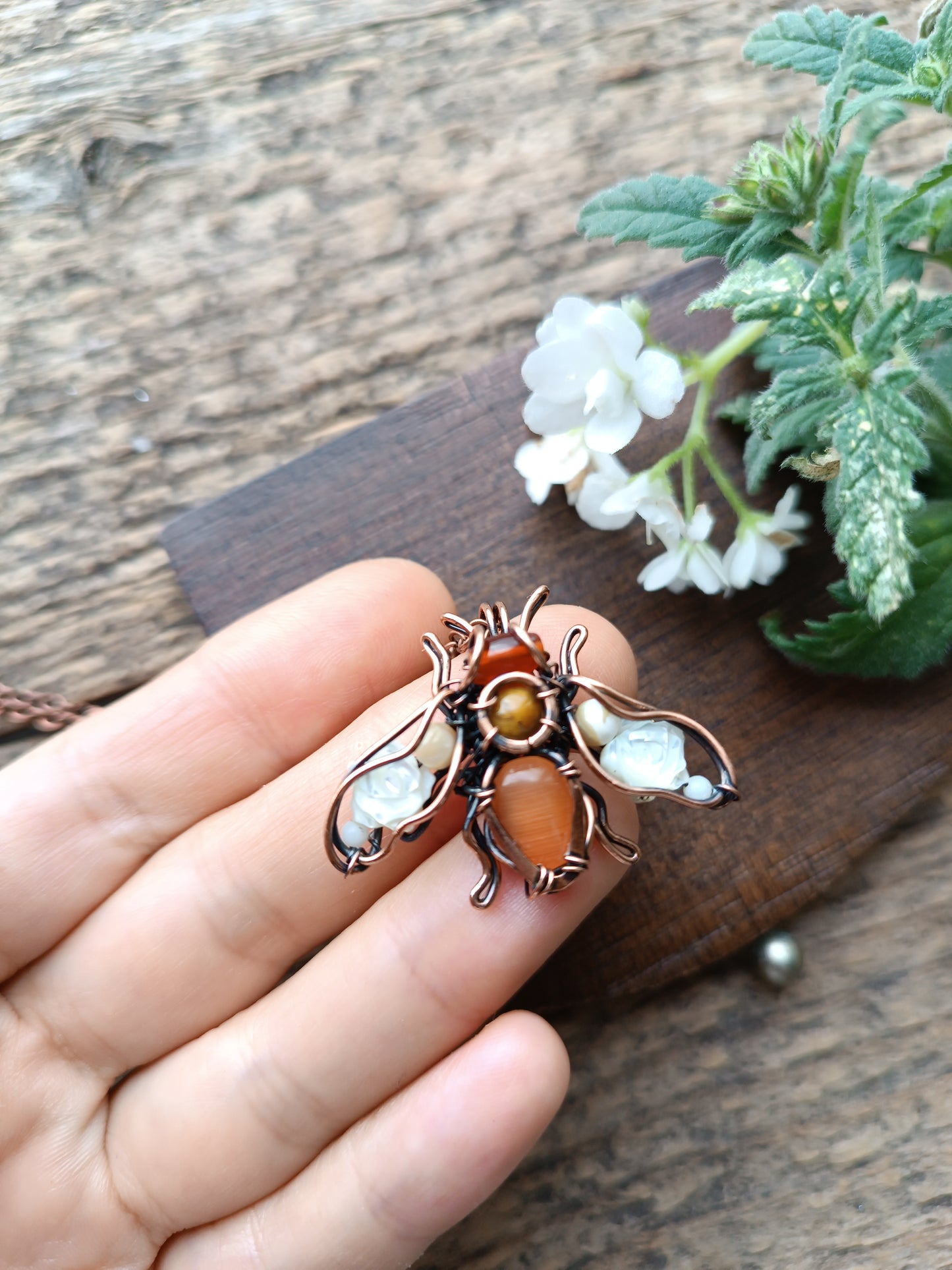 White roses wings bee charm