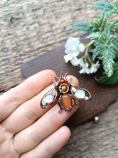 White roses wings bee charm