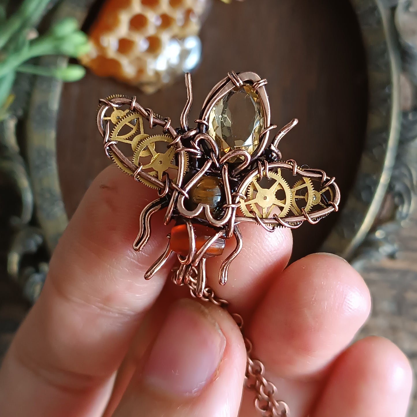 Golden heart 💛 bee pendant.