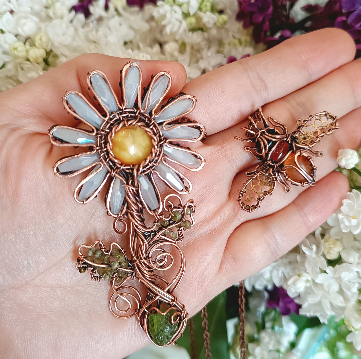 Bee and daisy. 2 necklaces