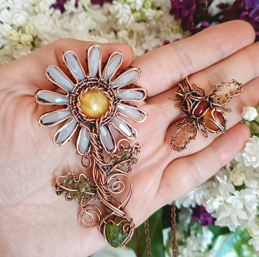 Bee and daisy. 2 necklaces