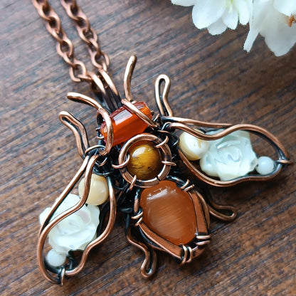 White roses wings bee charm