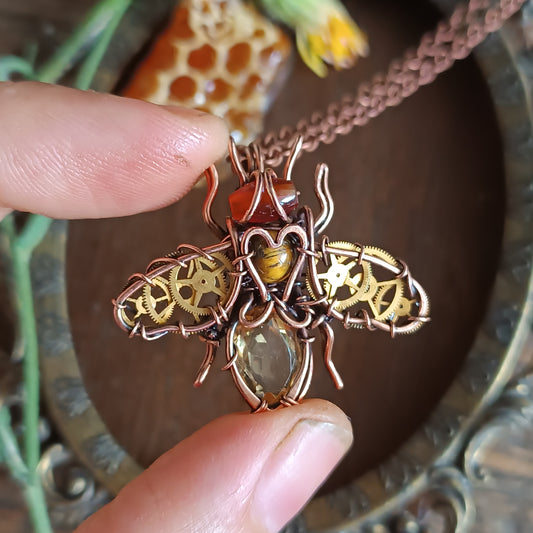 Golden heart 💛 bee pendant.
