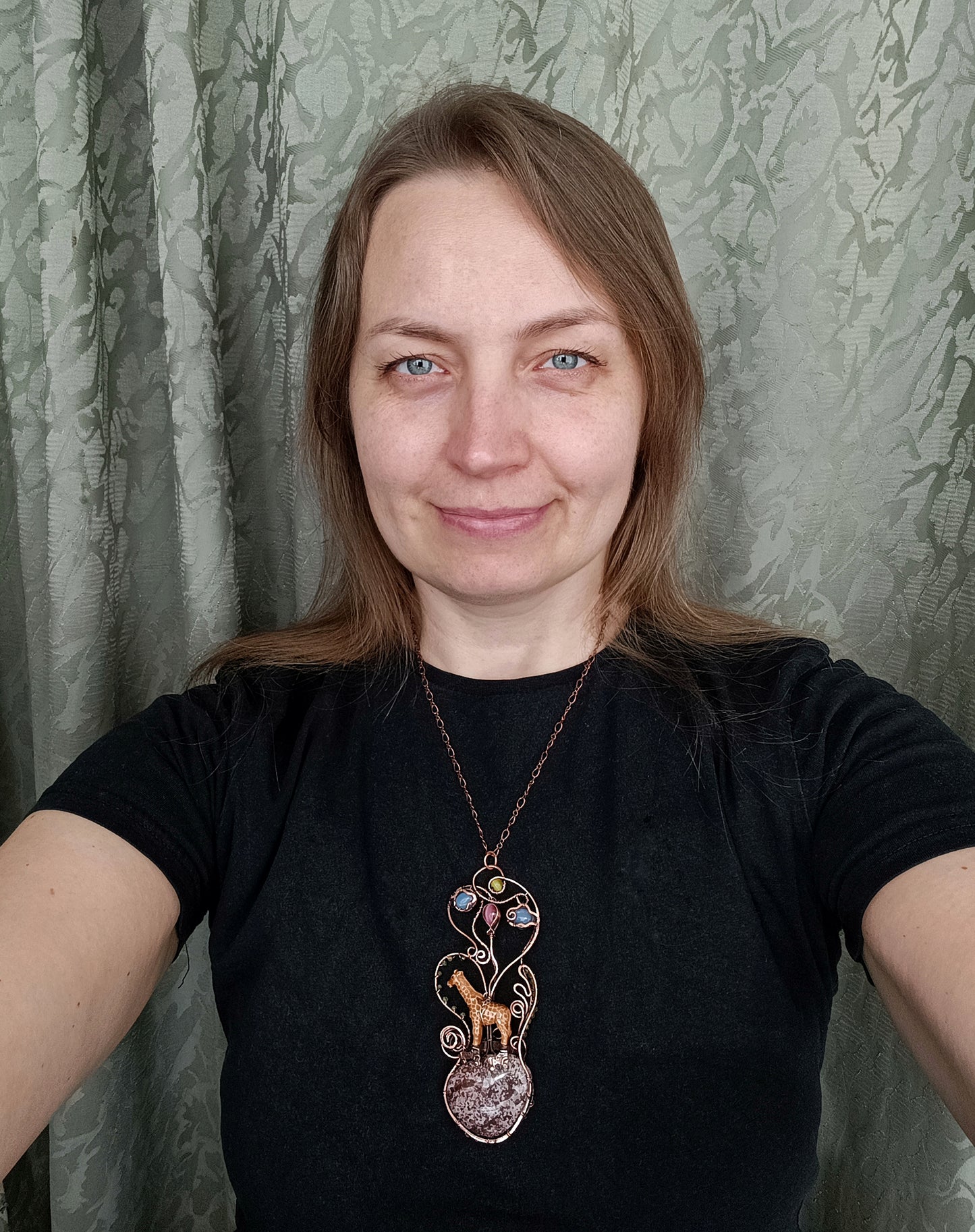 Giraffe roller skating necklace