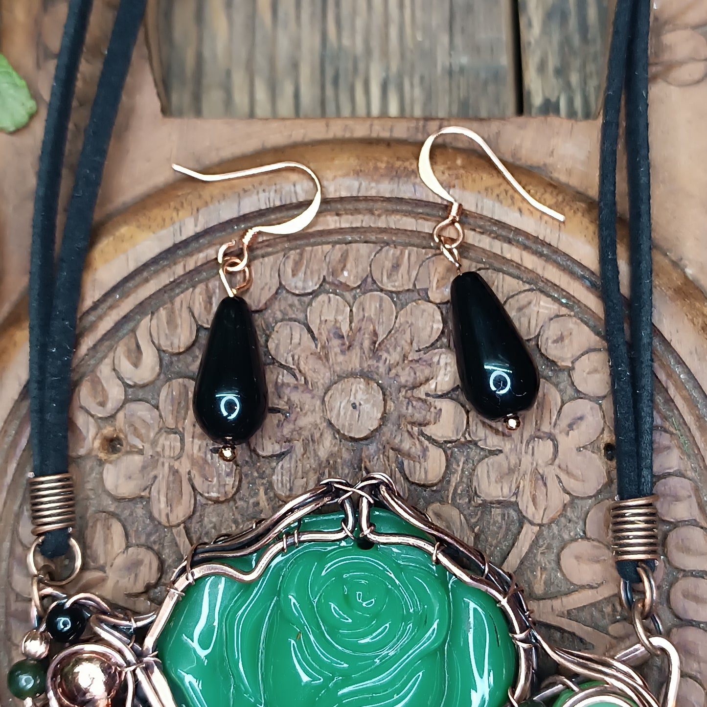 Jade garden. Rose necklace and earrings.