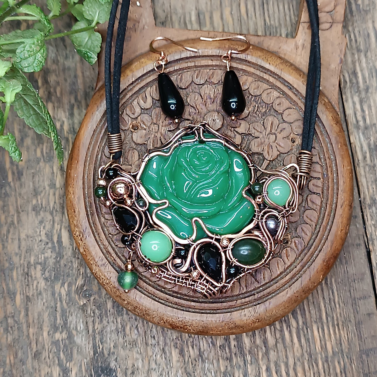 Jade garden. Rose necklace and earrings.